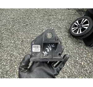 CV68-18495-AB Кріплення електро водяного насосу Ford Focus BEV Electric 2011-2018 CV68-18495-AB Кріплення електро водяного насосу Ford Focus BEV Electric 2011-2018